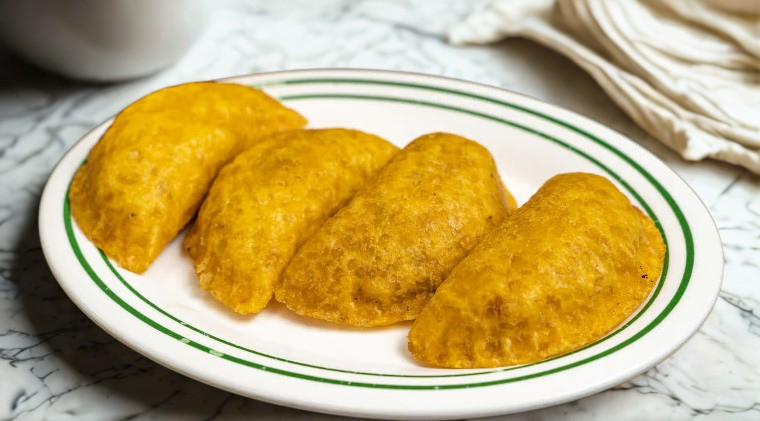 Empanada Colombiana / Colombian Empanada (4 Units)
